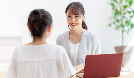 木ここち家ラボのスタッフと会社の特徴について説明している様子