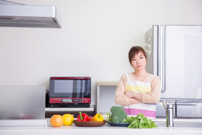 困っている様子の主婦