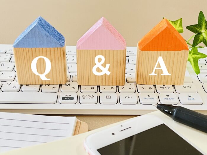 親からの住宅購入資金援助に関するQ&Aを表す家の積み木