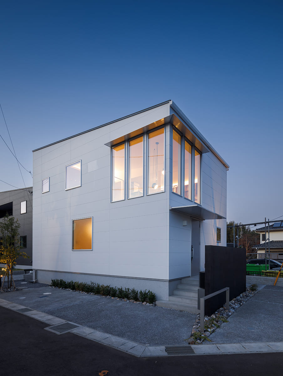 街並みに馴染みつつ個性が際立つ外観