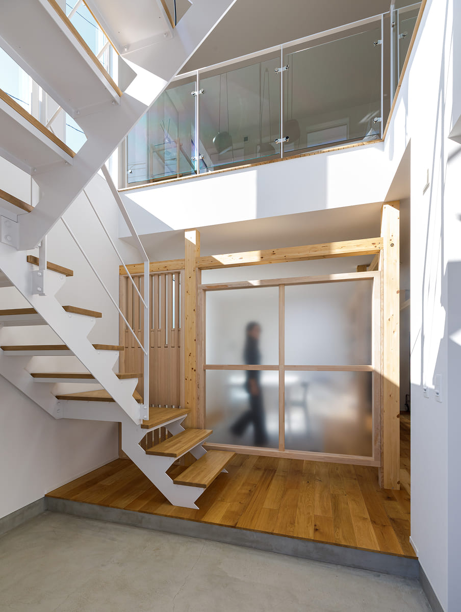 光と立体感を楽しむ開放的な設計