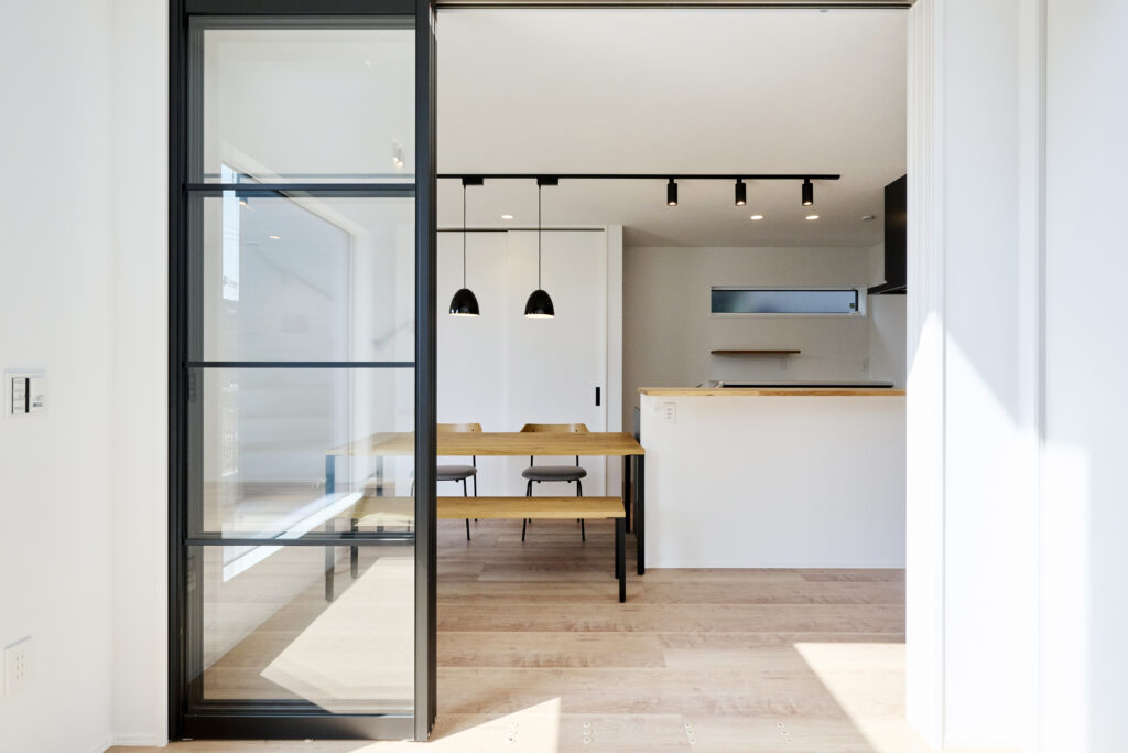 家族がのびのびとすごせる、ウッドデッキのある邸。