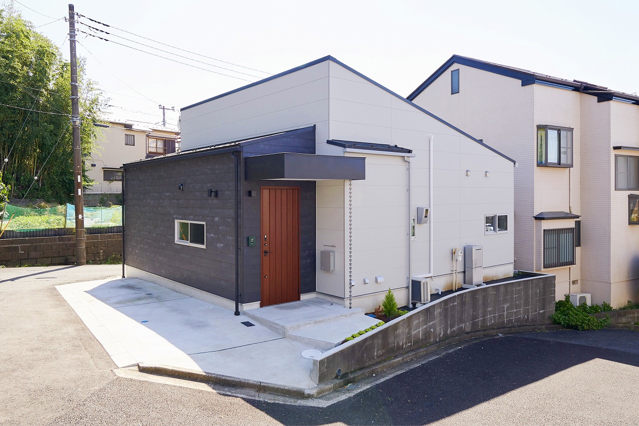 かっこいいツートン外壁の2色組み合わせ事例｜千葉県『木ここち家ラボ』