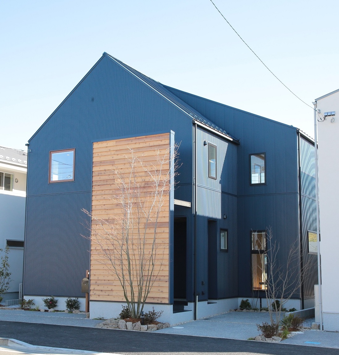 かっこいいツートン外壁の2色組み合わせ事例｜千葉県『木ここち家ラボ』