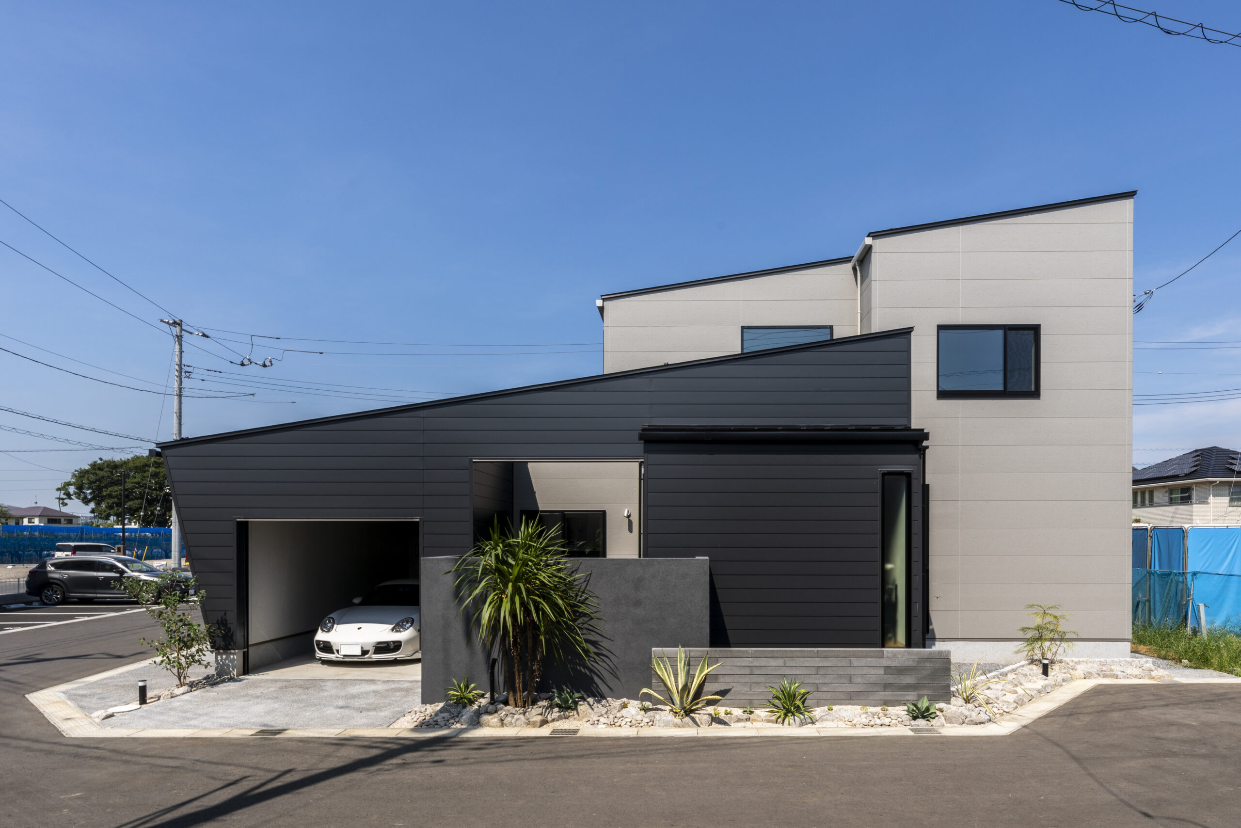 【かっこいいツートン外壁】おしゃれな2色の組み合わせ事例｜色の選び方、塗り分けパターンなど解説