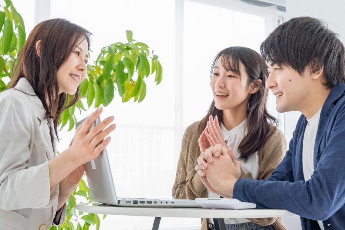 家の建築の打ち合わせをする夫婦