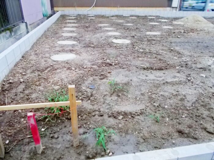 埋立地で地震に強い家を建てるために施工された戸建て住宅の地盤改良工事現場
