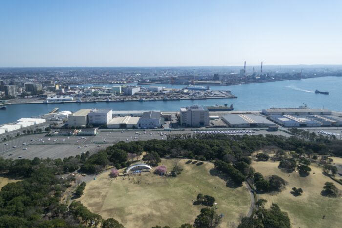 千葉などの東京湾岸に位置する平坦で広大な臨海部埋立地の街並み