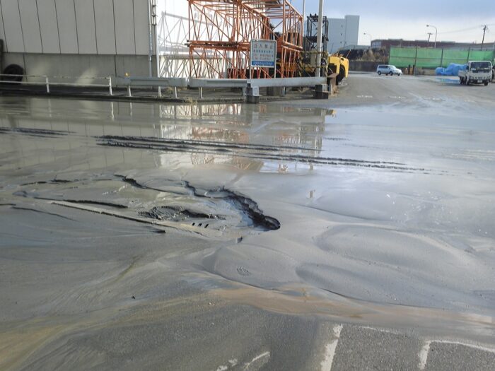 千葉の東京湾沿岸など埋立地で地震時に発生した液状化による泥水と噴砂の被害現場